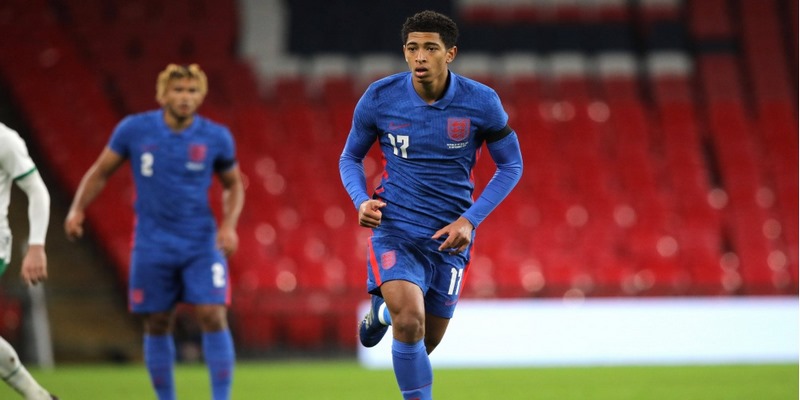 Bellingham thi đấu cho tuyển Anh khi mới 17 tuổi